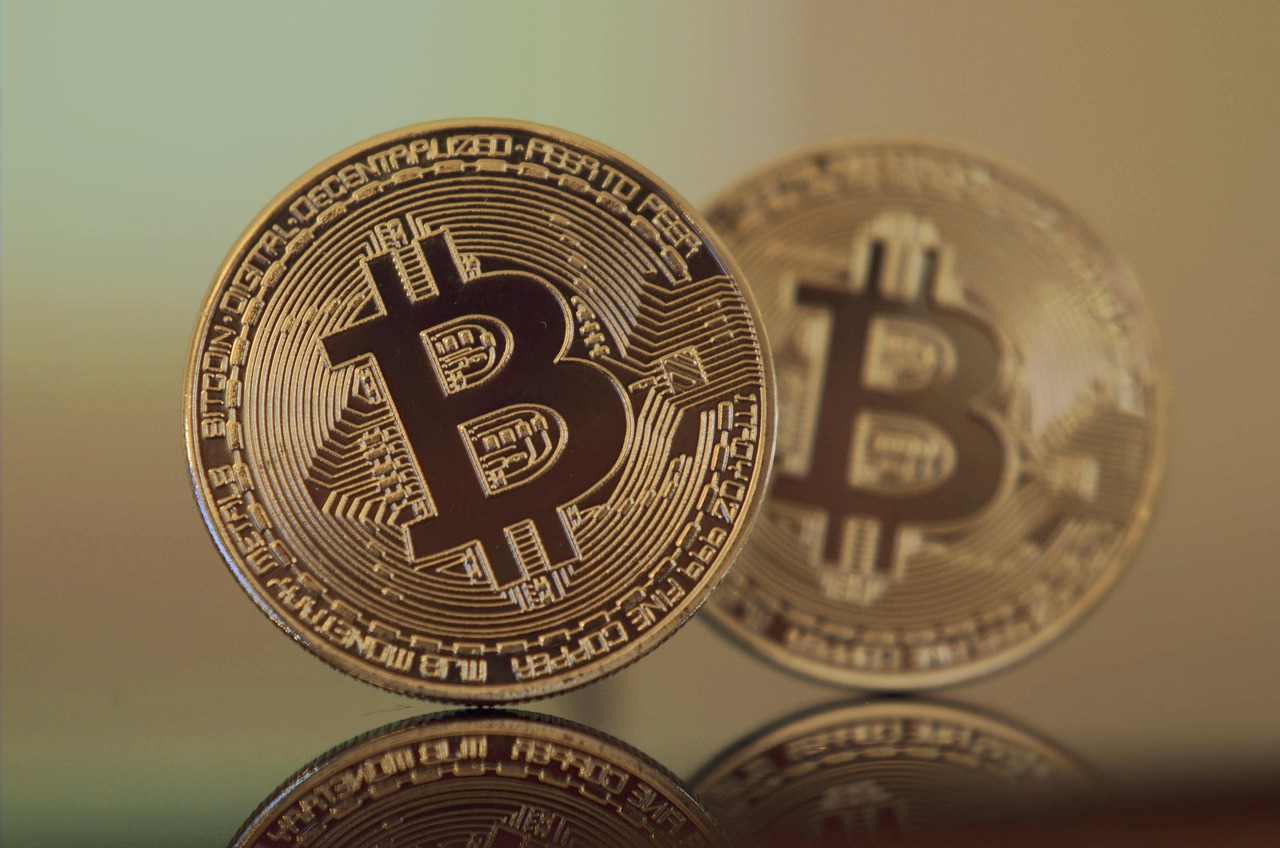 鲍威尔粉碎降息希望、美股遭遇猛烈抛售！比特币一度逼近8.3万美元